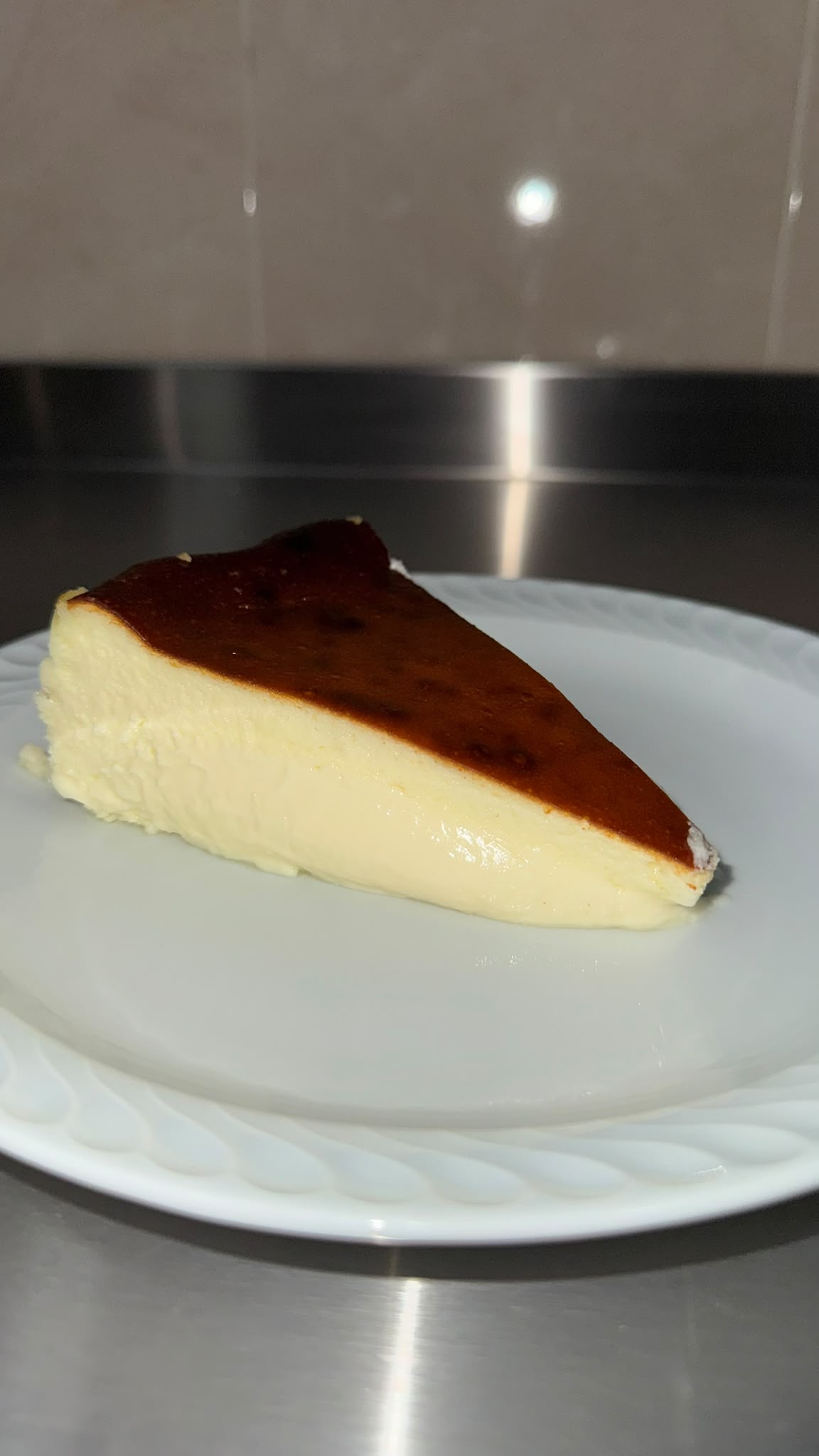 Tarta de queso casera del Restaurante Los Pinochos en Simancas (Valladolid) sobre un plato blanco, postre estrella de la carta de temporada
