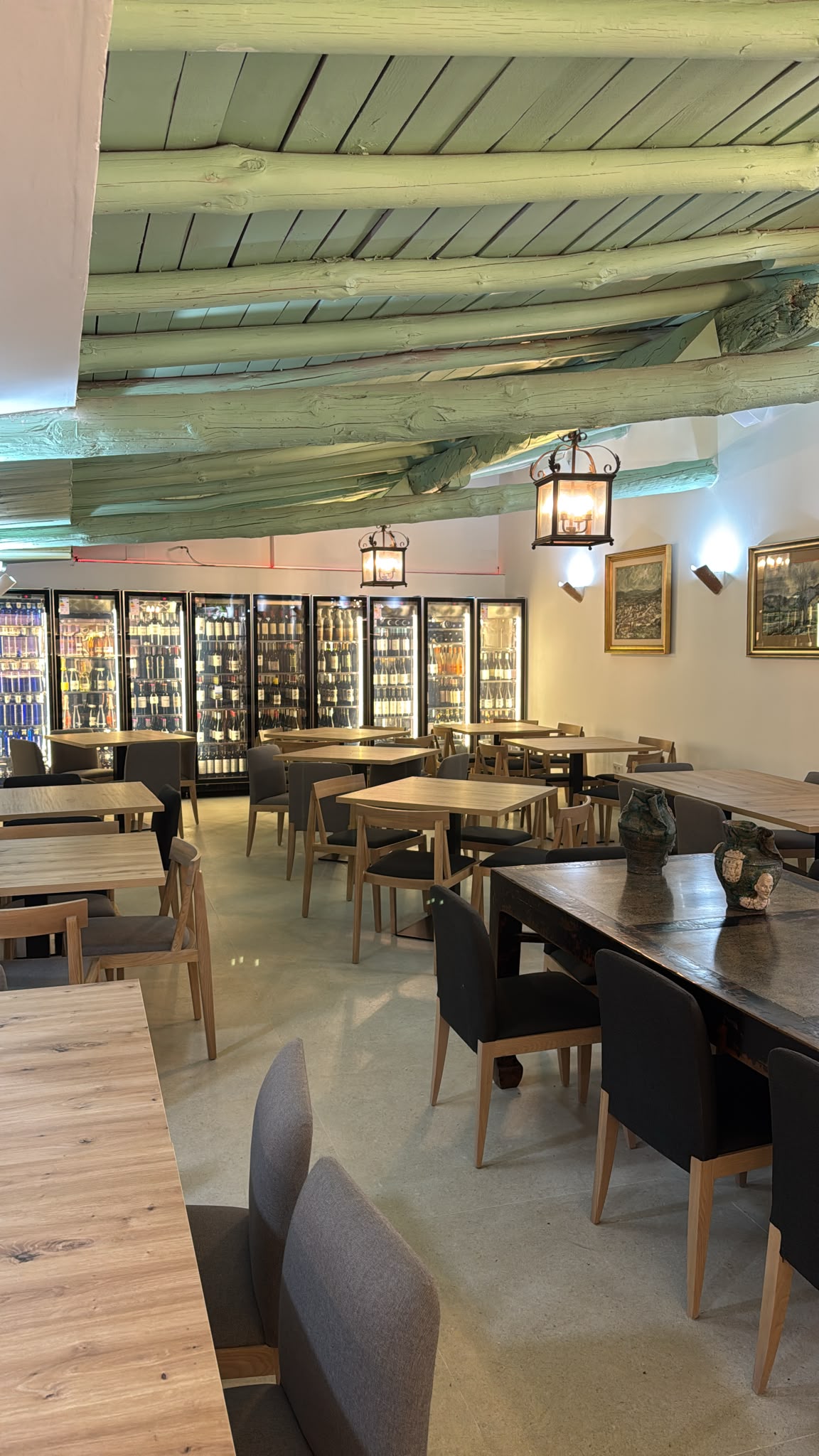 Vinoteca iluminada al fondo del comedor del Restaurante Los Pinochos en Simancas (Valladolid)